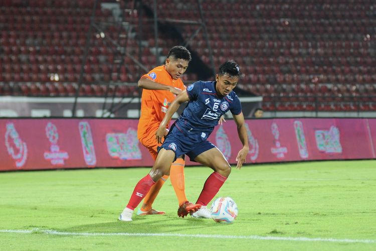 Pemain Arema FC Arkhan Fikri dijaga pemain Borneo FC saat pertandingan pekan ke-15 Liga 1 2023-2024 yang berakhir dengan skor 0-1 di Stadion Kapten I Wayan Dipta Gianyar, Jumat (7/10/2023) malam.