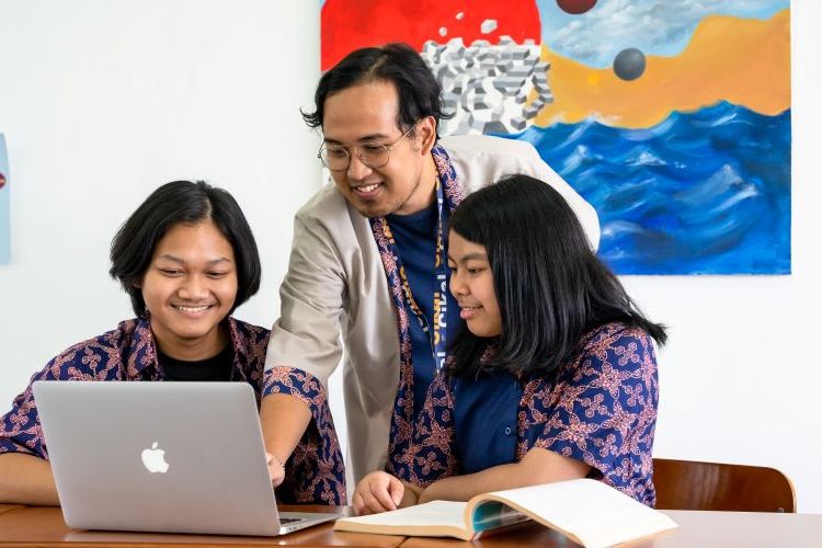 SMP Cikal Surabaya resmi meraih akreditasi A sebagai sekolah swasta nasional dengan kualitas pendidikan yang baik di Surabaya Barat. 