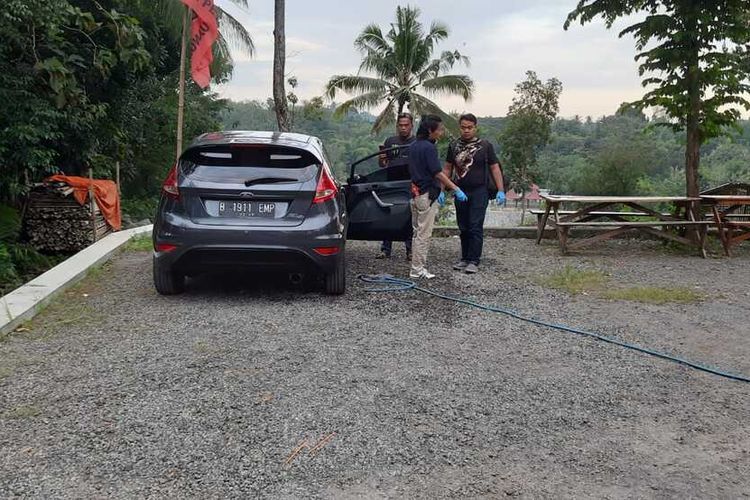 Polisi tengah menyelidiki kematian perempuan muda dalam sebuah mobil Ford Fiesta di halaman belakang sebuah rumah di Pedukuhan Pantog Wetan, Kalurahan Banjaroya, Kapanewon Kalibawang, Kulon Progo, Daerah Istimewa Yogyakarta. Terdapat banyak bendera salah satu partai di sana.