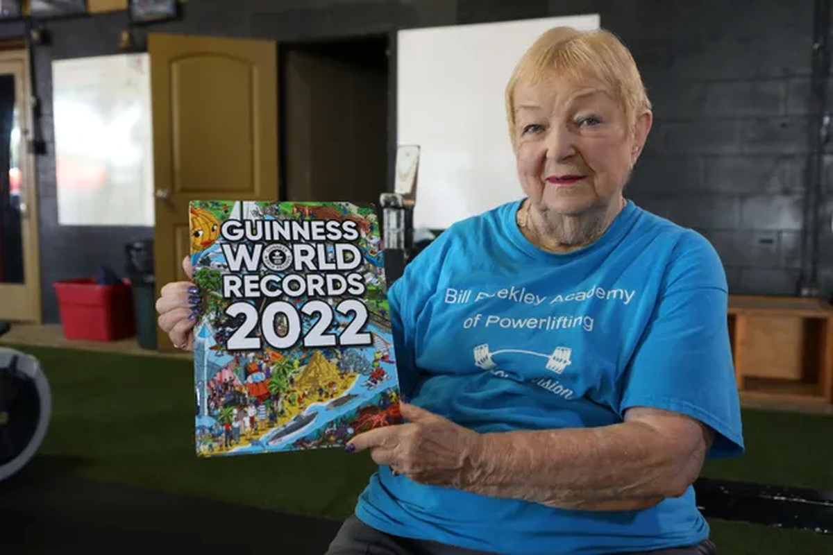 Pada usianya yang ke-100 tahun, Edith Murway-Traina mendapatkan gelar sebagai atlet angkat besi (lifter) tertua versi Guinness World Records edisi 2022 yang baru saja dirilis.