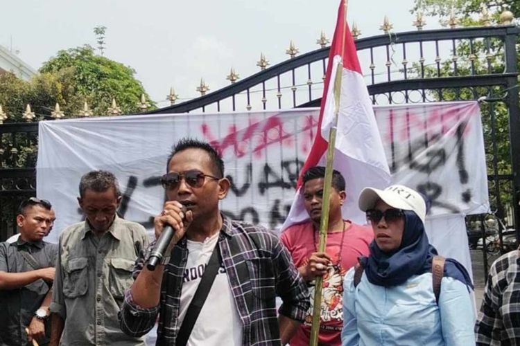 Loyalis Sudewo Meradang karena Foto Dicopot AMPB, Puluhan Orang Geruduk Kantor Bupati Pati