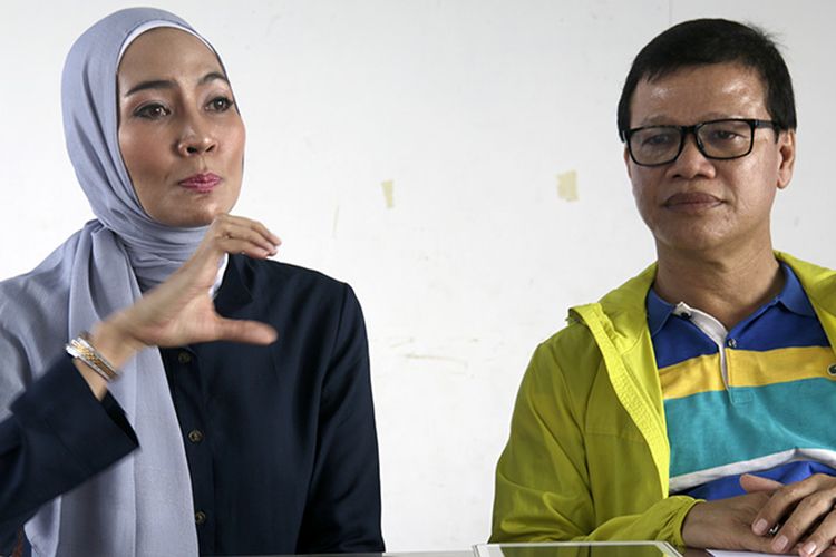 Fenny Steffy Burase didampingi kuasa hukumnya fahri Timur menggelar konferensi pers dengan Jurnalis di Banda Aceh untuk memberikan klarifikasi terkait pemberitaan selama ini yang seolah-olah kasus korupsi DOKA 2018 berkaitan dengan event Aceh maraton,? Sabtu (11/08/18). 