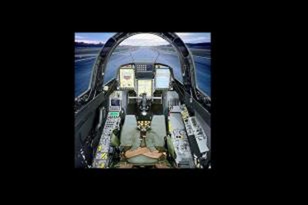 Kokpit pesawat tempur Saab JAS 39 Gripen-C dalam kondisi semua layar menyala aktif. Kokpit dengan kelengkapan dan fungsi yang sama juga diletakkan di dalam simulator. 