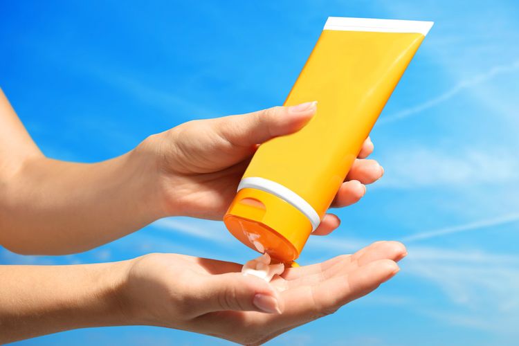 Ternyata, pakai sunscreen saat cuaca mendung sangat diharuskan agar terhindar dari sinar UV.