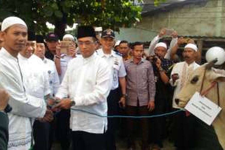 Menteri Perhubungan Budi Karya Sumadi menyerahkan sapi kurban ke panitia Masjid At Tauhid di kawasan Pelabuhan Tanjung Priok, Jakarta (12/9/2016)