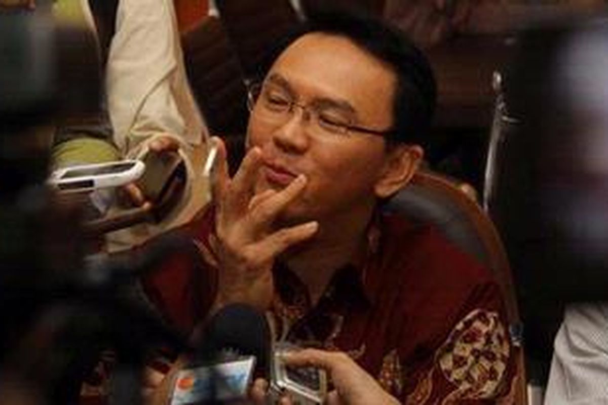 Wakil Gubernur DKI Jakarta, Basuki Tjahaja Purnama, diwawancara wartawan seusai menerima rombongan dari PT ASKES di Ruang kerjanya, Balaikota, Jakarta Pusat, Kamis (18/10/2012). Pertemuan tersebut membahas asuransi kesehatan bagi warga Jakarta.