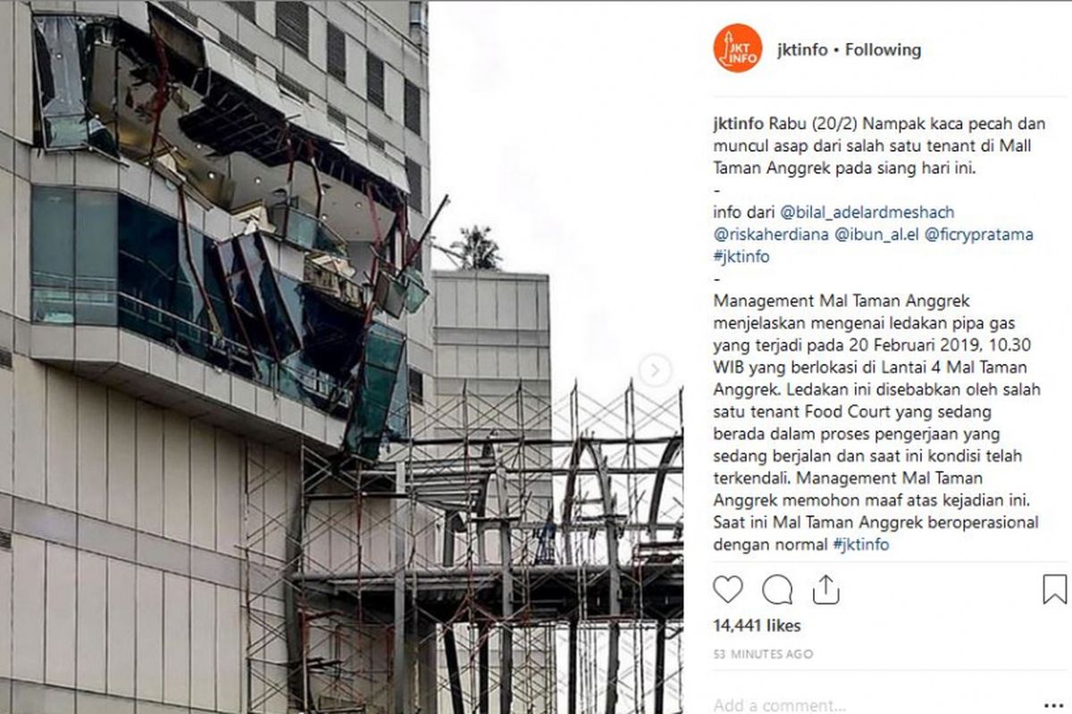 Terlihat kaca pecah dan asap dari salah satu tenant di Mall Taman Anggrek, Rabu (20/2/2019).