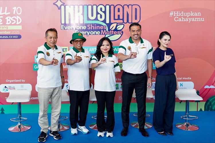 Menteri Koperasi (Menkop) Ferry Juliantono bersama Menteri Usaha Mikro, Kecil, dan Menengah (UMKM) Maman Abdurrahman saat menghadiri acara Inklusiland bertema “Everyone Shine, Everyone Matters” yang digelar Yayasan Inklusi Pelita Harapan di Tangerang Selatan, Minggu (7/12/2025). 