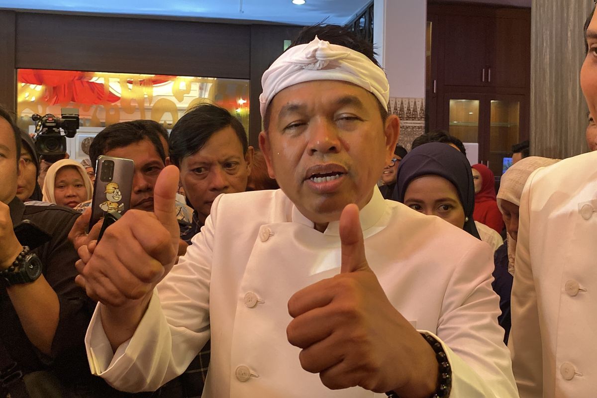 Gubernur Jawa Barat Dedi Mulyadi saat menghadiri Hari Jadi Indramayu ke-498 di Gedung DPRD Indramayu, Selasa (7/10/2025)