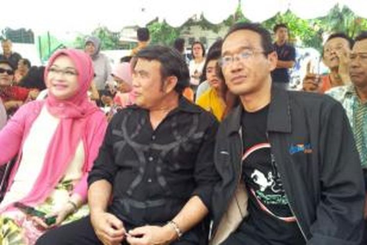 Rhoma Irama bersama istrinya, Ricca Rachim, saat menunggu giliran mencoblos, di Jakarta, Rabu (9/4/2014). 