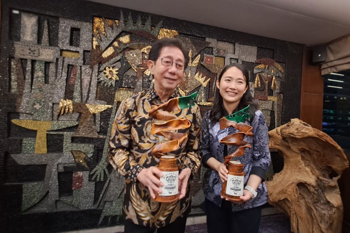 Direktur Sido Muncul Irwan Hidayat bersama CEO TruClimate Debby Renata pada momentum penganugerahan Bintang CSR Indonesia BESAR dari La Tofi School of Social Responsibility di Hotel Kempinski, Jakarta.