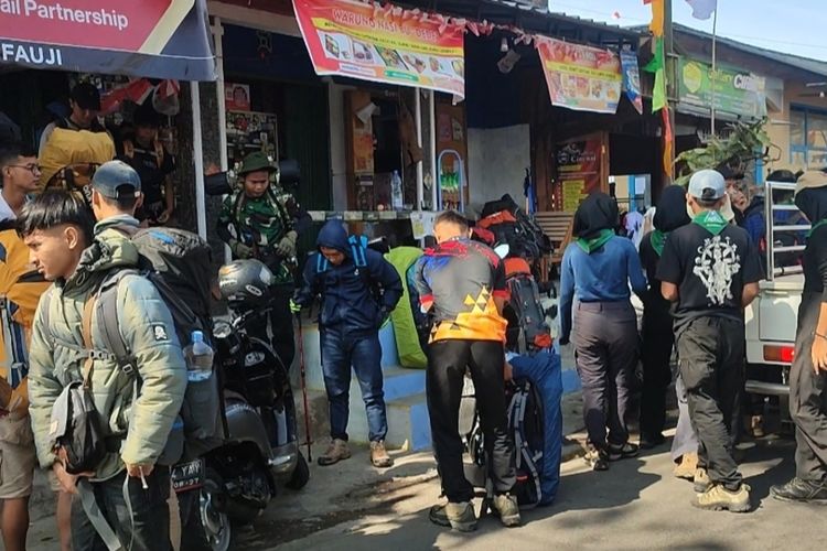 Sejumlah pendaki dari berbagai daerah mulai berdatangan di Pos Pendakian Palutungan, Rabu (16/8/2023). Mereka melakukan registrasi, pemeriksaan peralatan, kesehatan dan lainnya untuk menuju puncak Gunung Ciremai. Pengelola sebut jumlah pendakian meningkat.