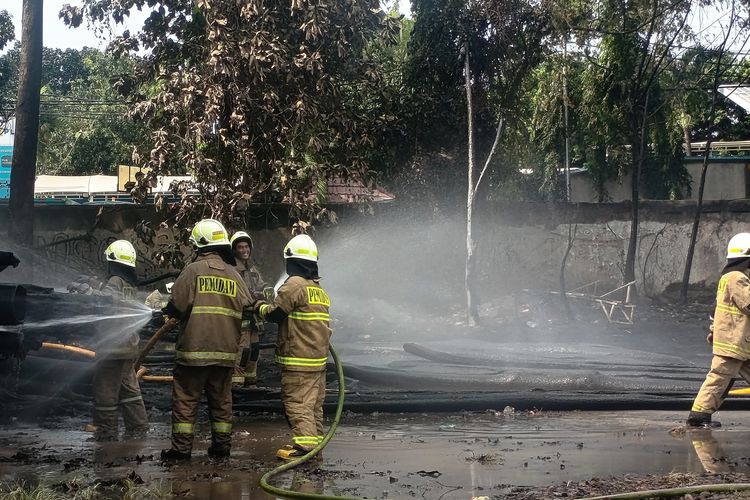 Kebakaran Tumpukan Pipa dan Kabel di Kramat Jati Padam, Penyebab Diselidiki