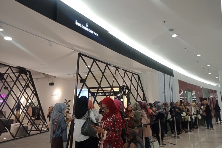 Antrean pelanggan Buttonscarves menunggu grand launching Louvre Series di Thematic Store Buttonscarves Senayan City, Jumat (13/3/2020). 
