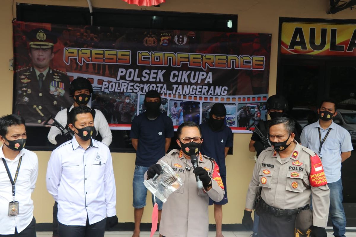 Kapolresta Tangerang Kombes Pol Ade Ary Syam Indradi memegang barang bukti kunci letter T yang digunakan pelaku pencurian sepeda motor di Polsek Cikupa Tangerang, Senin (3/8/2020)