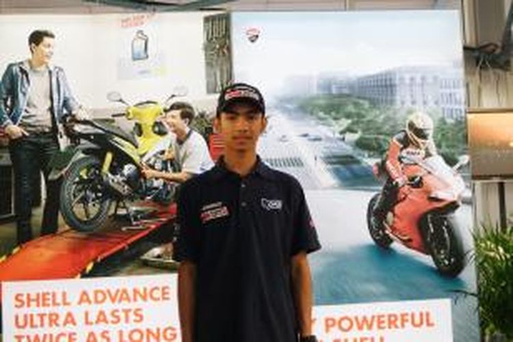 Pebalap Indonesia, Andi Gilang, berpose setelah memenangi race kedua Shell Advance Asia Talent Cup di Sirkuit Losail, Qatar, Minggu (29/3/2015).