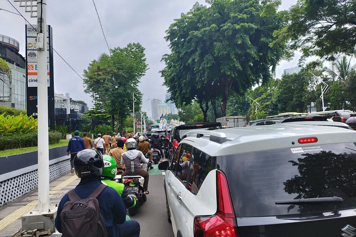 Jalan Gerbang Pemuda, Tanah Abang, Jakarta Pusat, padat merayap akibat adanya aksi unjuk rasa di depan gedung DPR, Rabu (31/1/2024).