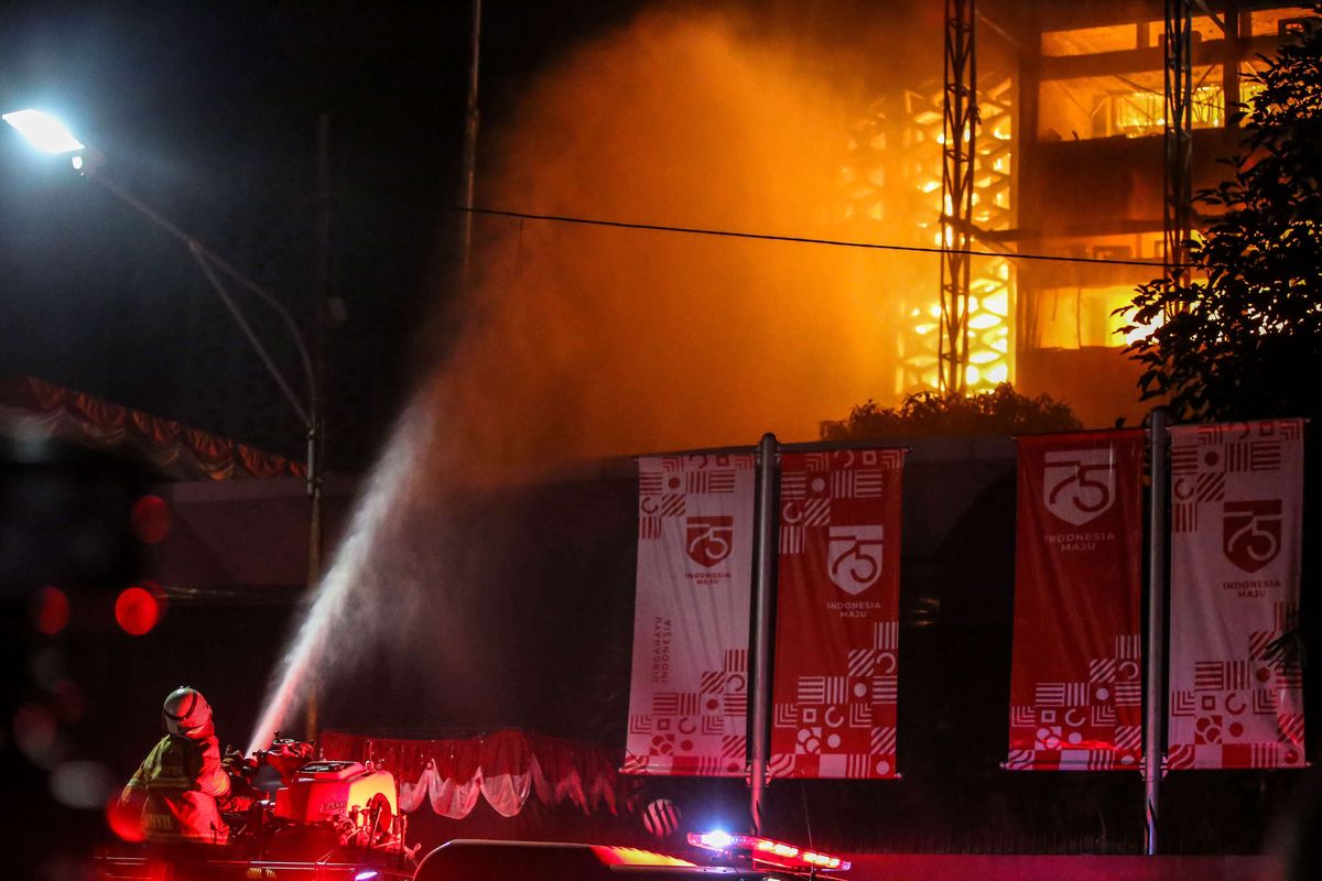 Kebakaran di Gedung Kejaksaan Agung, Jalan Sultan Hasanudin Dalam, Kecamatan Kebayoran Baru, Jakarta Selatan, Sabtu (22/8/2020) malam. Hingga saat ini, 31 unit pemadam kebakaran dan 135 personel diterjunkan untuk memadamkan api.