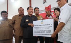 Mensos Serahkan Bantuan Rp 6,9 Miliar untuk Korban Sinabung