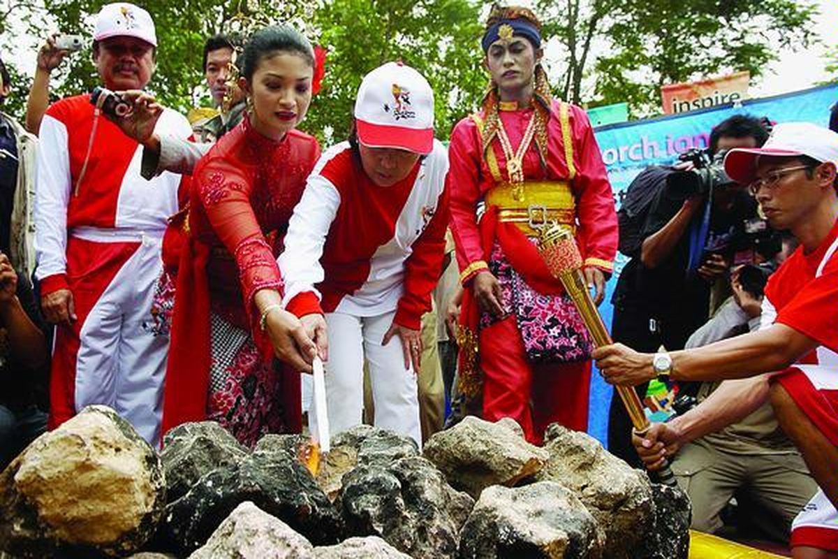 Rita Soebowo, sebagai Ketua KONI/KOI, mengambil api di Mrapen, Grobogan, Jawa Tengah, dalam rangka Asian Beach Games 2008, pada 8 Oktober 2008.  