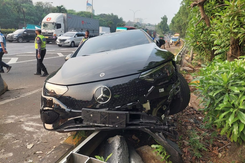 Mobil Listrik Mercedes Benz Tersangkut Usai Tabrak Pembatas Tol Ciputat, Bodi Ringsek