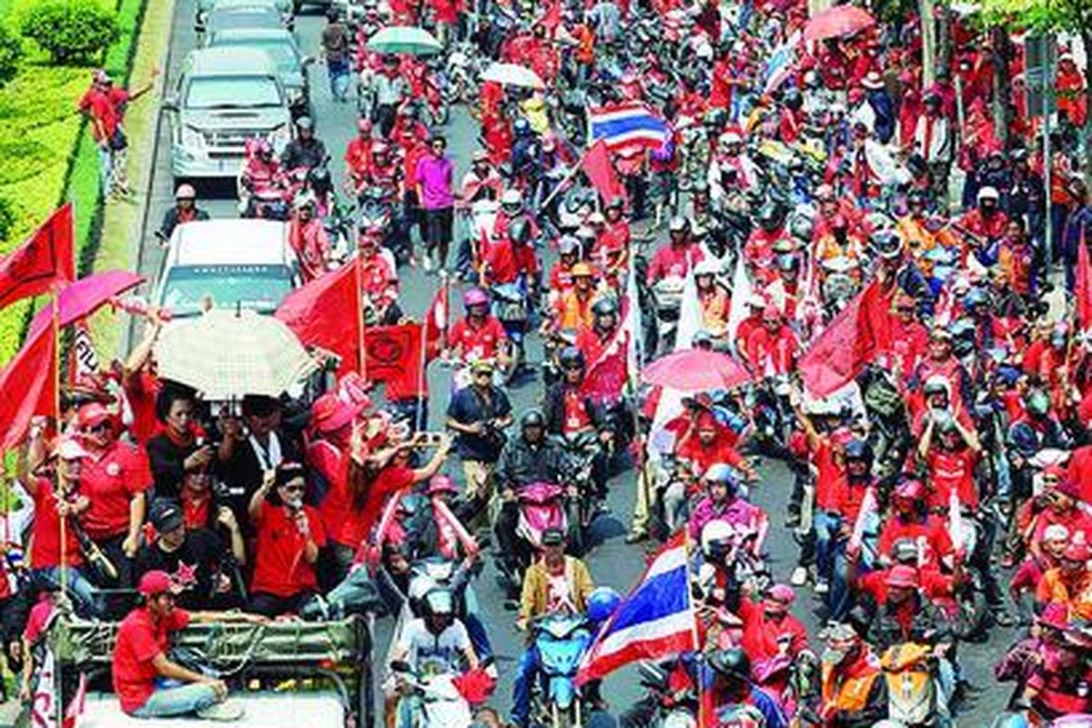 Para pendukung mantan PM Thailand Thaksin Shinawatra berpawai di Bangkok.