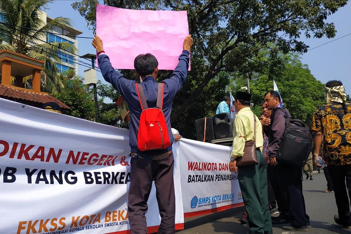 Aksi unjuk rasa sejumlah guru dan kepala sekolah yang tergabung dalam Badan Musyawarah Perguruan Swasta (BMPS) Kota Bekasi, Selasa (16/7/2019).