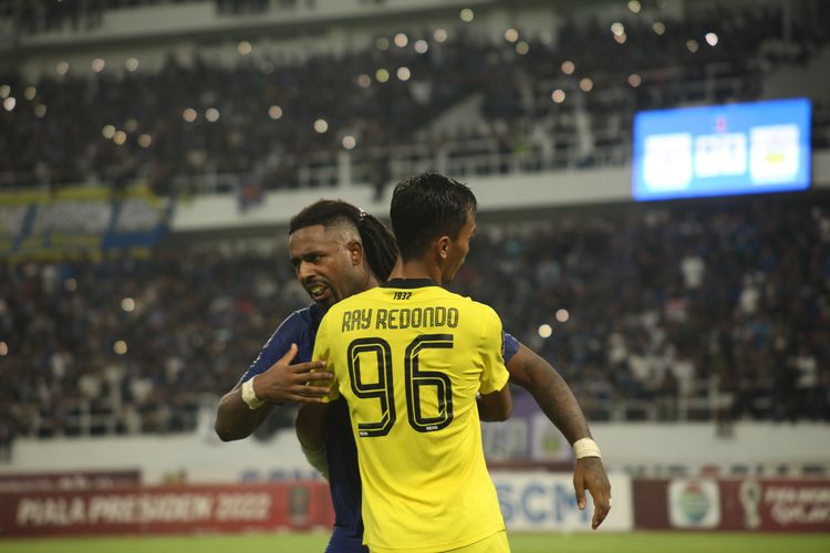 Kiper PSIS Semarang, Aldhila Ray Redondo, berselebrasi dengan Carlos Fortes dalam babak adu penalti PSIS Semarang vs Bhayangkara FC, pada perempat final Piala Presiden 2022, Minggu (3/7/2022) di Stadion Jatidiri, Semarang.