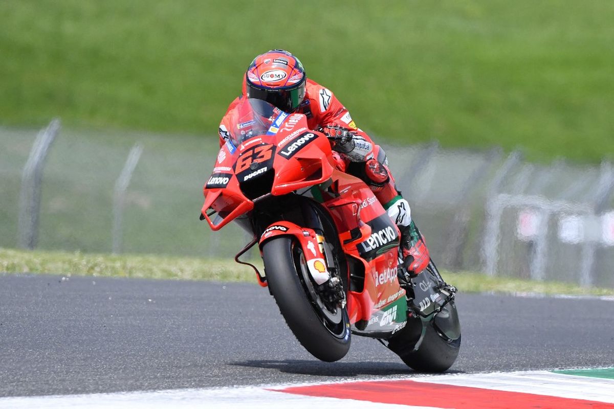 Francesco Bagnaia saat sesi kualifikasi pada MotoGP Italia 2021. (Photo by Tiziana FABI / AFP)