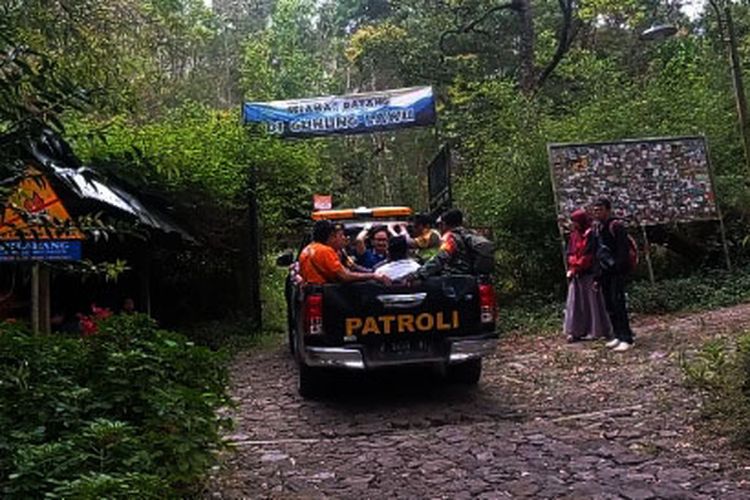 Tim SAR gabungan dari relawan dan TNI Polri berhasil mengevakuasi pendaki Gunung Lawu yang tewas di Pos 3 jalur pendakian. Korban ditemukan pendaki lain meringkuk di Pos 3 jalur pendakian menuju puncak Lawu melalui pos Cemoro Sewu tiba di pos registrasi Cemoro Sewu pukul 14:00 WIB.