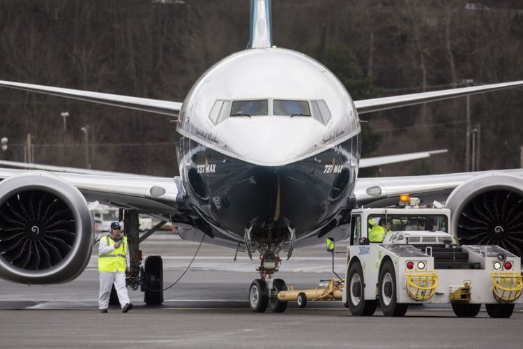 Pesawat generasi terbaru Boeing 737 MAX 8 mendarat di Boeing Field seusai menyelesaikan terbang pertamanya di Seattle Washington, Amerika Serikat, 29 Januari 2016. Pesawat ini merupakan seri terbaru dan populer dengan fitur mesin hemat bahan bakar dan desain sayap yang diperbarui.