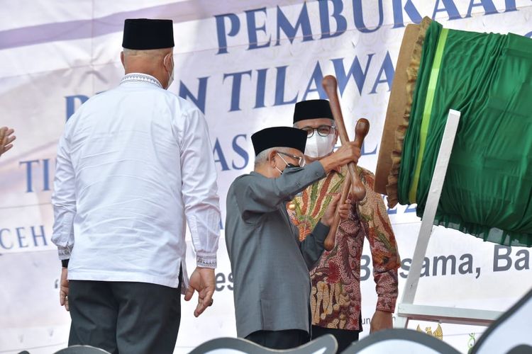 Suasana pemukulan beduk oleh Wapres RI, Ma'ruf Amin, pertanda dimulainya PTQ ke-52 RRI Tingkat Nasional di Takengon Aceh Tengah, Aceh, Rabu (13/4/2022).