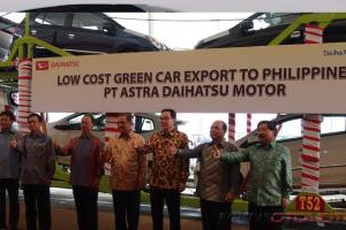 Muhammad S. Hidaya, Menteri Peindustria (paling tengah) bersama Priojono Sugiarto , Sudriman MR, Johnny Darmawan dan pertinggi dari Daihatsu dan Toyota Jepang saat akan melepas ekspor perdana LCGC ke Filipina