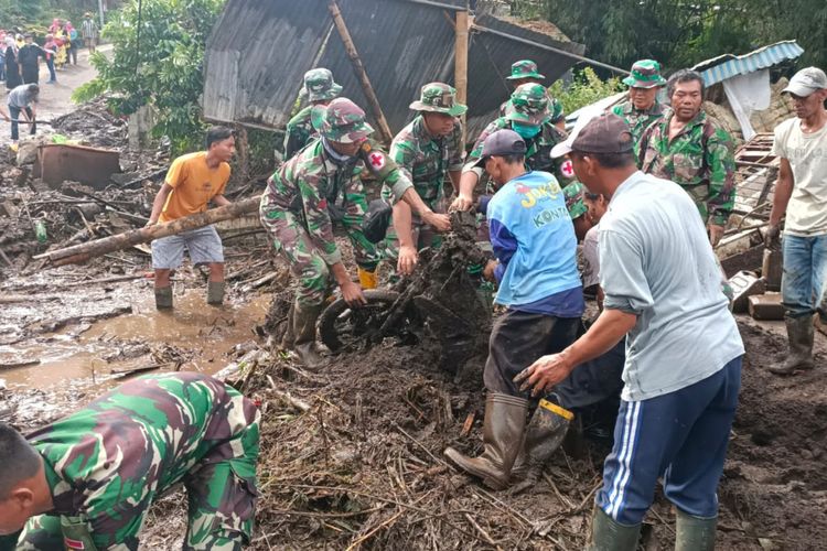 Para personel dari Yonkes 2 Kostrad, Yonbekang 2 Kostrad dan Yonarhanud 2 Kostrad sudah bersiaga di lokasi bencana banjir bandang di Kota Batu sejak Kamis malam pukul 23.00 WIB.
