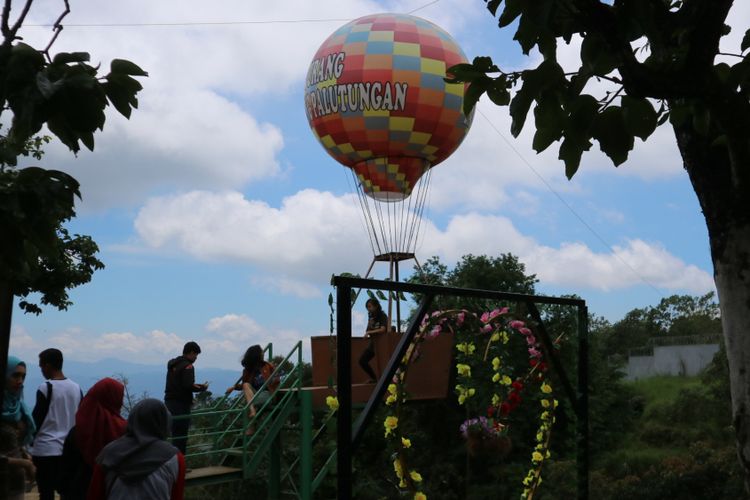 Salah satu wisata dataran tinggi Kuningan yang menyuguhkan atraksi pemandangan Gunung Ciremai, dengan beberapa tempat berfoto unik, ada di Jurang Landung bagian dari kawasan Curug Landung, Kuningan, Jawa Barat.