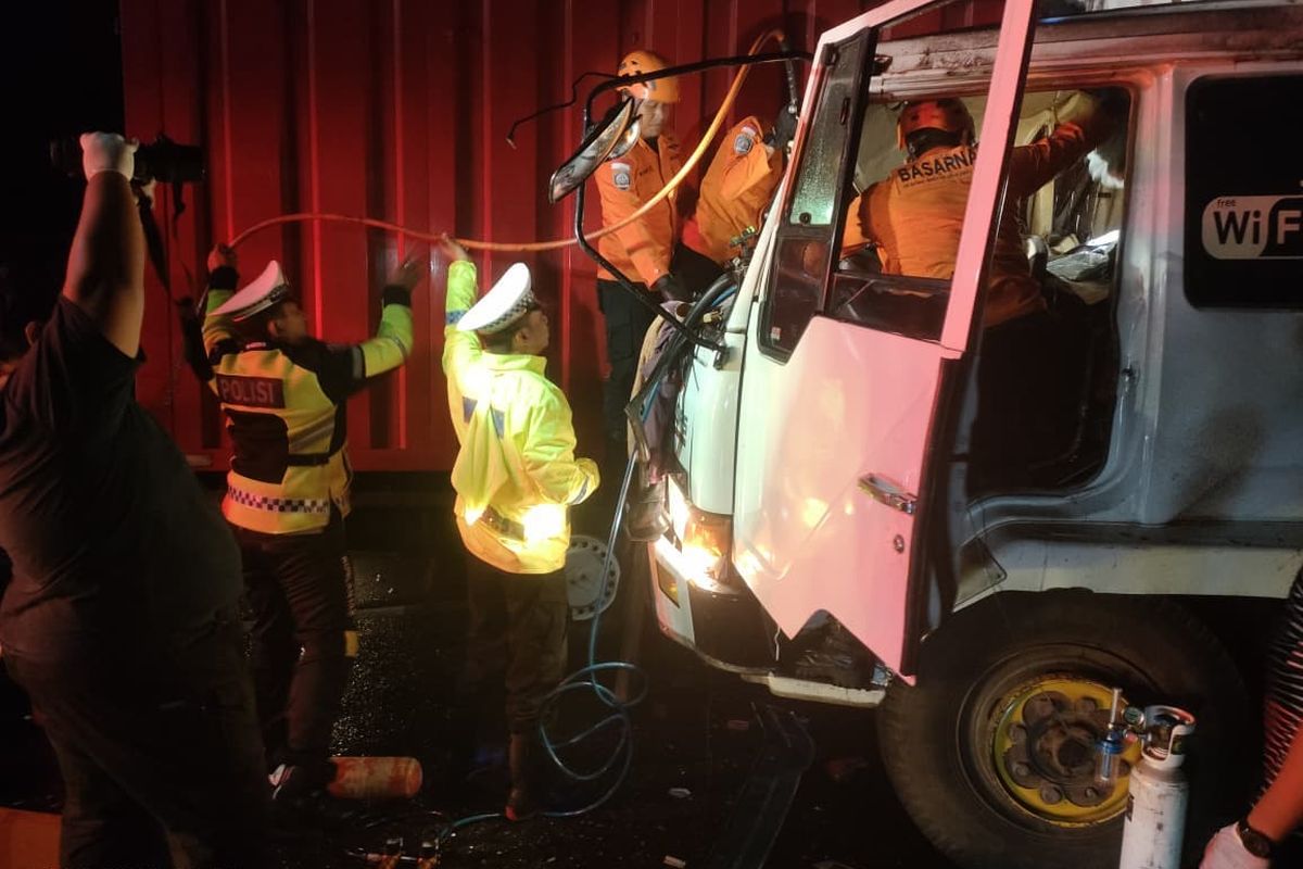 Tim SAR gabungan berupaya menyelamatkan sopir truk yang terlibat kecelakaan di area Pantai Watu Dodol.