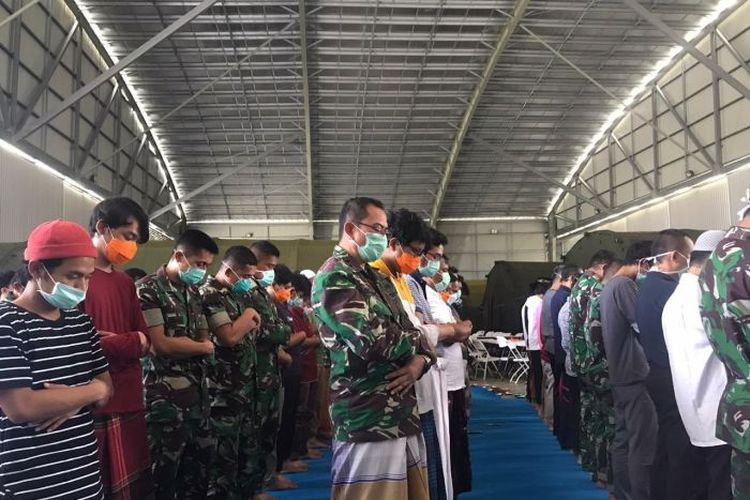 Ibadah sholat Jumat dilakukan di dalam hanggar, Jumat (07/02). (Supplied: Istimewa - ABC News)