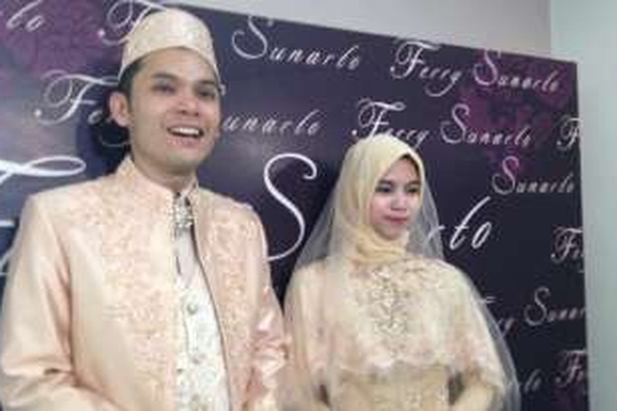 Ben Kasyafani dan Nesyana Ayu Nabila mengepas pakaian pengantin mereka di sebuah rumah busana di kawasan Senopati, Jakarta Selatan, Rabu (27/7/2016).