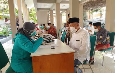 Pengasuh Pesantren Tebuireng KH. Abdul Hakim Mahfudz mengikuti rapid test antigen di Pesantren Tebuireng, Jombang, Jawa timur, Minggu (27/9/2020).