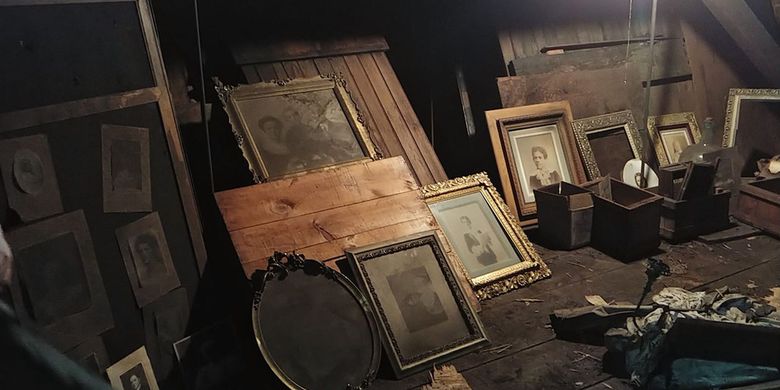 David J Whitcomb menemukan foto-foto antik di loteng rumah yang baru dibelinya. Foto-foto bersejarah itu lalu ia lelang.