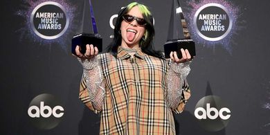 Billie Eilish usai meraih penghargaan New Artist of the Year dan Favorite Artist - Alternative Rock, berpose di press room American Music Awards (AMAs) 2019 di Microsoft Theater, LA, AS, Minggu (24/11/2019) waktu setempat. Selain pembacaan pemenang nominasi, ajang penghargaan tahunan yang kembali dihelat untuk ke-47 kalinya itu juga diisi dengan penampilan istimewa sejumlah musisi papan atas dunia.