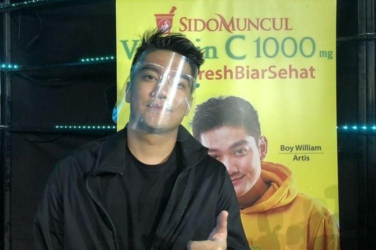 Brand Ambassador Sido Muncul Boy William didapuk menjadi host Indonesia Idol Special Season. 