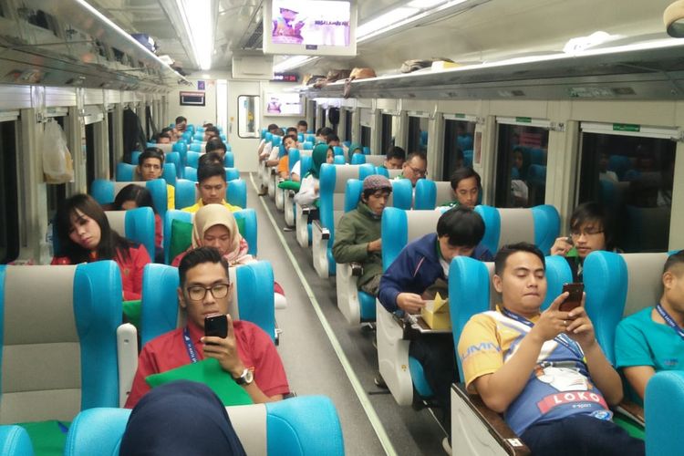 Para penumpang tengah menikmati perjalanan KA Pangandaran, Jakarta-Bandung-Banjar. Kereta ini mulai resmi beroperasi, Rabu (2/1/2019).