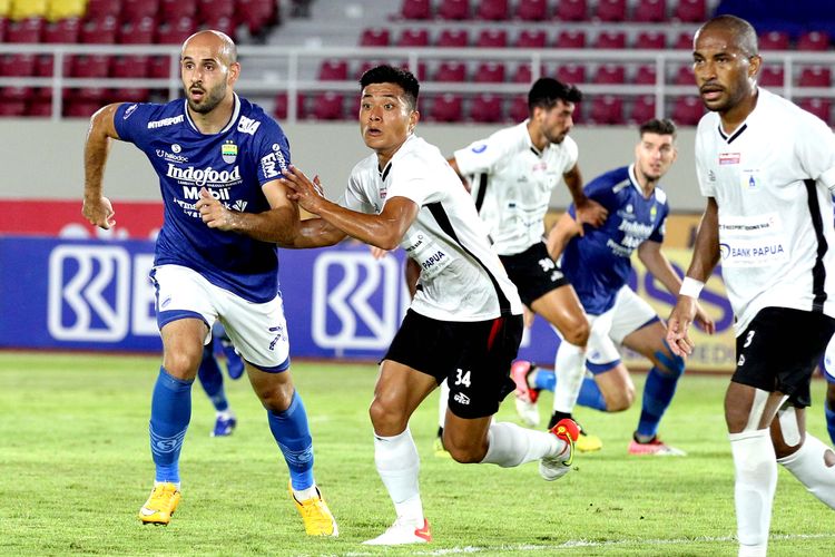 Pemain asing Persib Bandung Mohammed Rashid dijaga ketat pemain Persipura Jayapura Takuya Matsunaga pada pertandingan pekan 10 Liga 1 2021 yang berakhir dengan skor 3-1 di Stadion Monahan Solo, Sabtu (30/10/2021) malam.