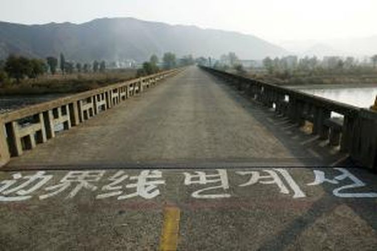 Jembatan yang melintasi Sungai Tumen, menghubungan Tiongkok dan Korea Utara.