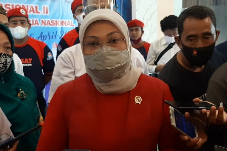 Menteri Ketenagakerjaan (Menaker), Ida Fauziyah  usai membuka acara Munas II FKSPN di Hotel Grasia Semarang, Senin (5/4/2021).