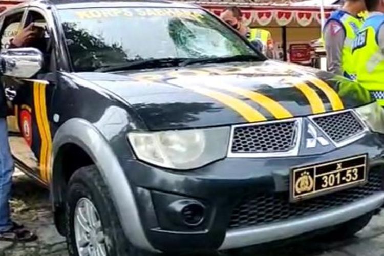 PECAH—Inilah satu satu mobil patrol milik Polres Madiun yang pecah kacanya saat mengaman aksi bentrok dua kelompok di di Desa Jatisari, Kecamatan Geger, Kabupaten Madiun, Jawa Timur, akhir pekan lalu.