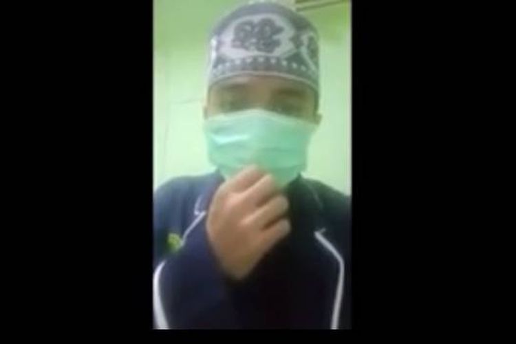 AK, pasien positif Covid-19 melantunkan sholawat nabi di RSUD Sinjai, Sulawesi Selatan. Videonya viral sejak Sabtu (2/5/2020) (Sumber: KOMPASTV/MUHAMMAD SALIH)