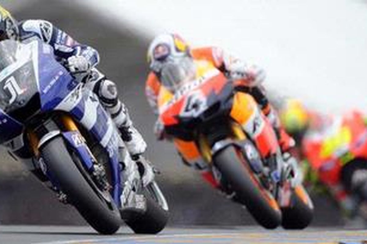 Pebalap Yamaha, Jorge Lorenzo (kiri), bersaing ketat dengan pebalap Repsol Honda Andrea Dovizioso (tengah) dan pebalap Ducati, Valentino Rossi, di GP Perancis, Minggu (15/5/11). Lorenzo akhirnya kalah dan harus finis di posisi empat.