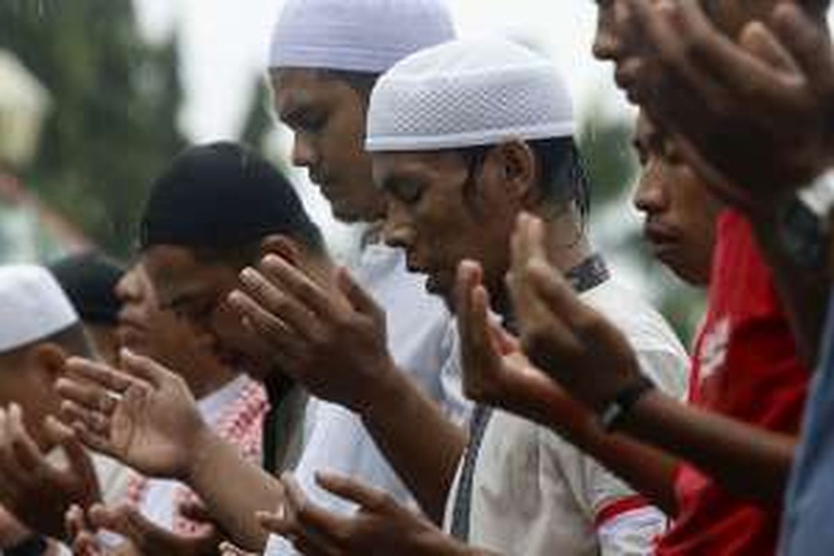 Elemen masyarakat dari berbagai kalangan saat melaksanakan shalat Jumat di kawasan silang Monas, Jakarta Pusat, Jumat (2/12/2016). Masyarakat menggelar doa bersama serta mendoakan kesatuan Indonesia dan massa juga mendesak pihak terkait agar segera menuntaskan kasus dugaan penistaan agama.